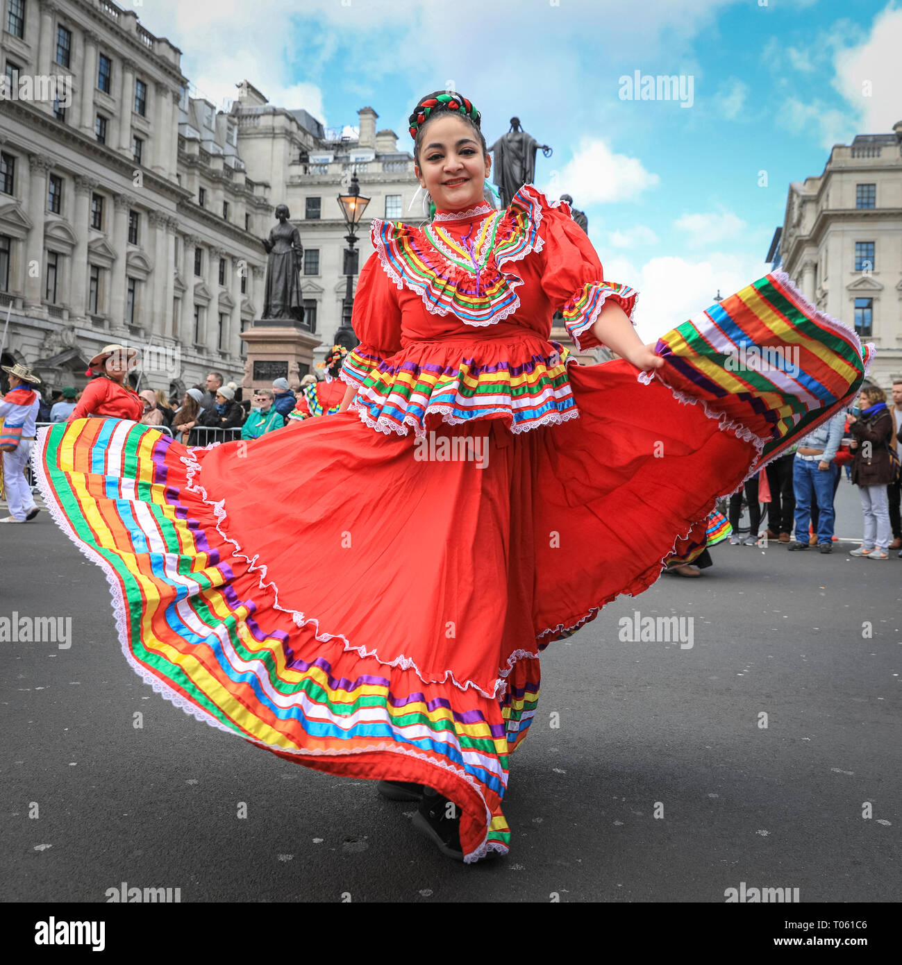 London, UK, 17. März 2019. Bunte Südamerikanische Tänzerinnen und Tänzern aus verschiedenen Ländern beleben die Parade. Jetzt in seinem 17. Jahr, die Parade zieht mehr als 50.000 Menschen für eine farbenfrohe Prozession der irische Marching Bands aus Großbritannien, den USA und Irland, energetische Tanzgruppen und spektakulären Prunk. Credit: Imageplotter/Alamy leben Nachrichten Stockfoto