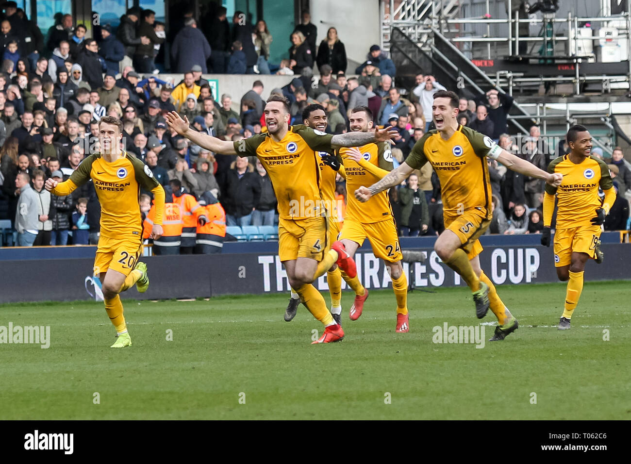 London, Großbritannien. 17 Mär, 2019. Brighton Spieler feiern die Sanktionen gewinnen, während der Der FA Cup Match zwischen Millwall und Brighton und Hove Albion an der Höhle, London, England am 17. März 2019. Foto von Ken Funken. Nur die redaktionelle Nutzung, eine Lizenz für die gewerbliche Nutzung erforderlich. Keine Verwendung in Wetten, Spiele oder einer einzelnen Verein/Liga/player Publikationen. Credit: UK Sport Pics Ltd/Alamy leben Nachrichten Stockfoto