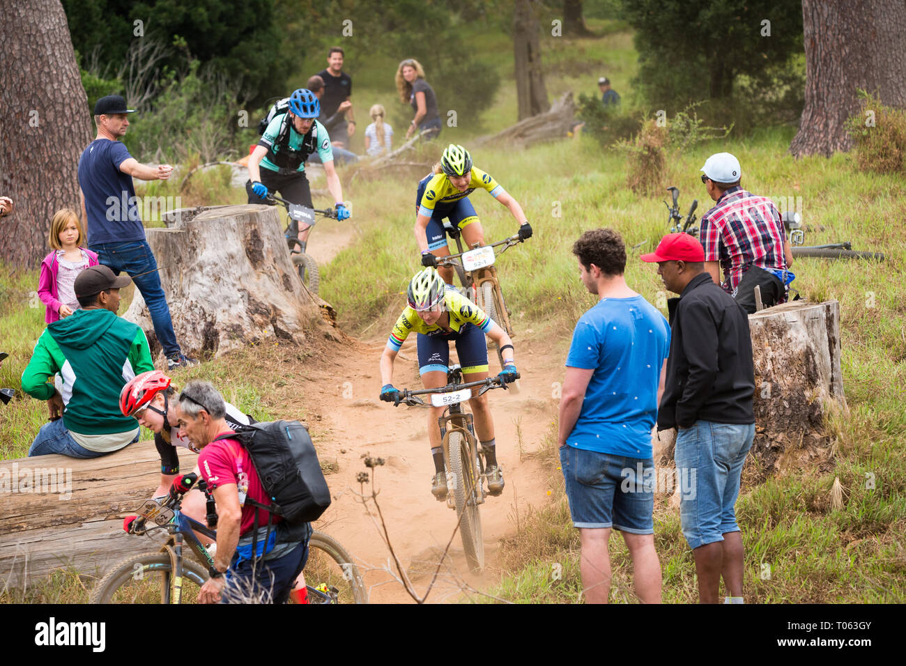 Kapstadt, Südafrika. 17. März, 2019. Mariske Strauss von Südafrika vor und ihr Partner Jennie Stenerhag Schweden kurz vor dem Ende des Prologs Phase der Start der acht Tag Absa Cape Epic Radrennen. © Childa Santrucek/Alamy leben Nachrichten Stockfoto
