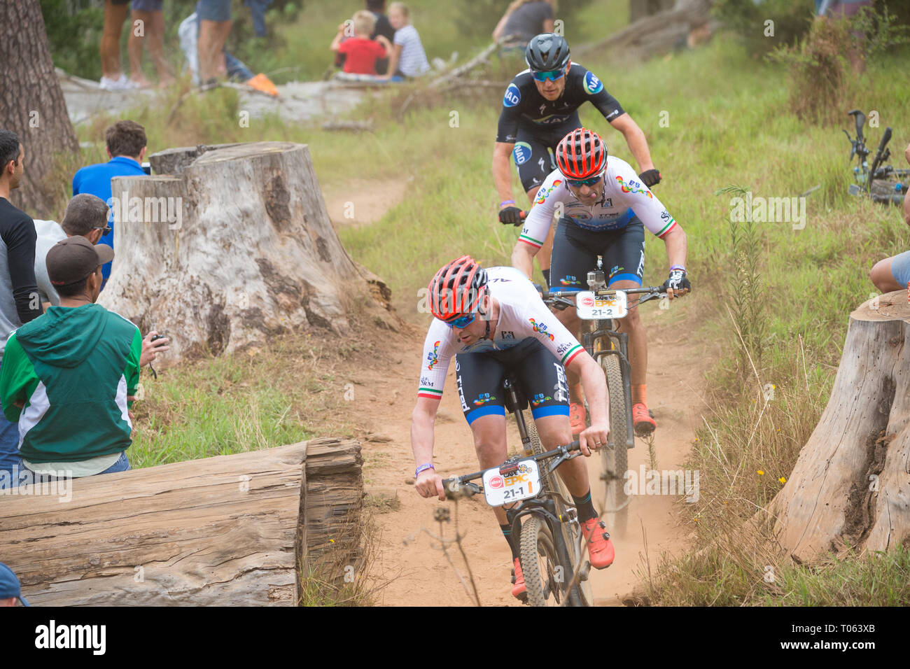 Kapstadt, Südafrika. 17. März, 2019. Alessandro Petacchi aus Italien Vor und sein Partner Francesco Chicchi Italiens nahe hinter nähert sich dem Ende des Prologs Phase der Start der acht Tag Absa Cape Epic Radrennen. © Childa Santrucek/Alamy leben Nachrichten Stockfoto