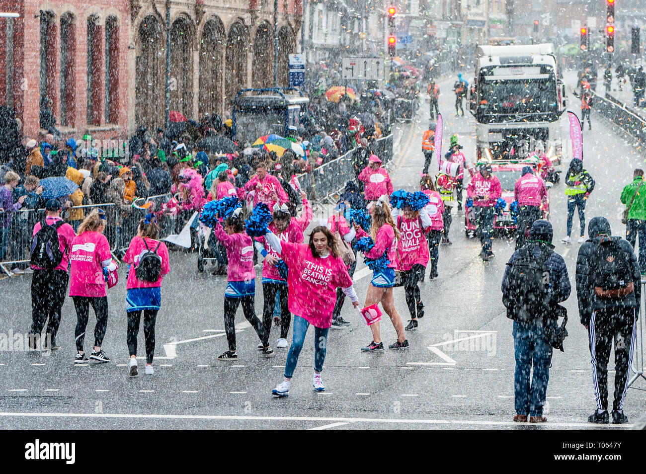 Birmingham, Großbritannien. 17. März, 2019. Die Birmingham St. Patrick's Day Parade fand heute vor 90.000 Menschen inmitten von Sonne und schweren Hagel duschen. Credit: Andy Gibson/Alamy Leben Nachrichten. Stockfoto