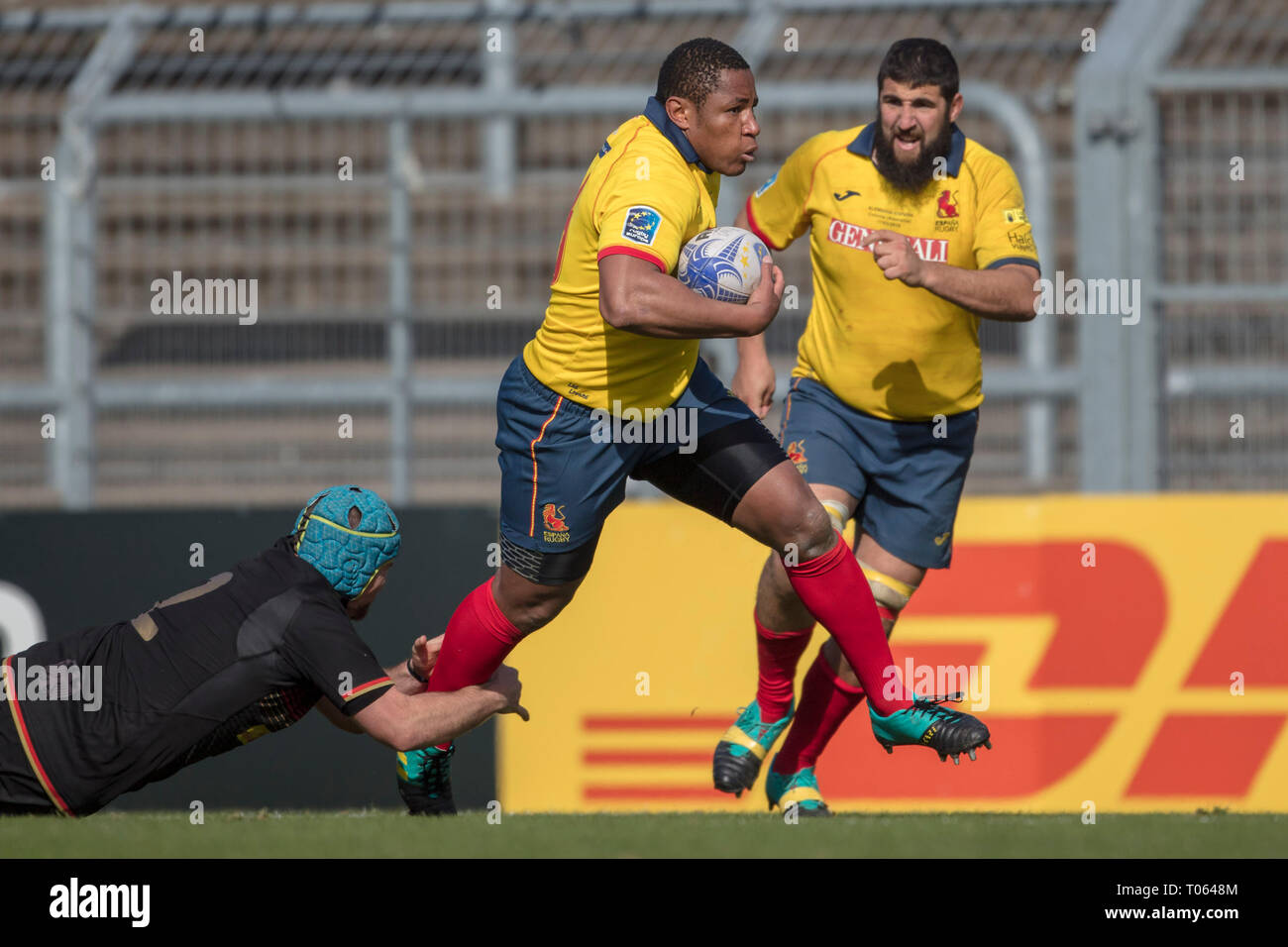 Köln, Deutschland. 17 Mär, 2019. Rugby: Europäische Meisterschaft, Abteilung 1A, Europa Meisterschaft 2019, Deutschland - Spanien, Spieltag 5: Dasch Friseur (Deutschland, 2) schnappt sich den Fuß von Thierry Feuteu (Spanien, 16). Foto: Jürgen Kessler/dpa Quelle: dpa Picture alliance/Alamy leben Nachrichten Stockfoto