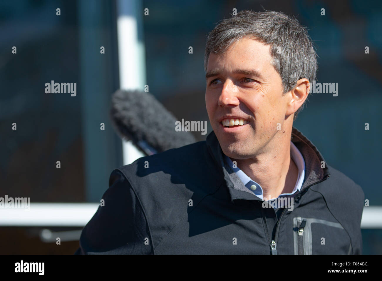 Madison, Wisconsin, USA. 17. März, 2019. Ehemalige Texas Kongreßabgeordneten und Demokratische Präsidentschaftskandidat Beto O'Rourke grüßt Fans außerhalb Cargo Coffee Shop am St. Patrick's Day in Madison, Wisconsin. Credit: Julia Hansen/Alamy leben Nachrichten Stockfoto