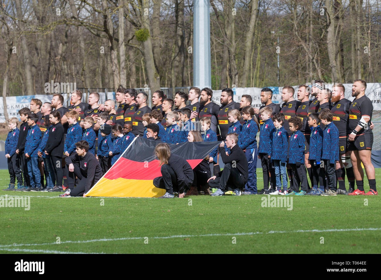 Köln, Deutschland. 17 Mär, 2019. Rugby: EM, Abteilung 1A, Europa Meisterschaft 2019, Deutschland - Spanien, Spieltag 5: Die deutsche Mannschaft bei der Nationalhymne. Foto: Jürgen Kessler/dpa Quelle: dpa Picture alliance/Alamy leben Nachrichten Stockfoto