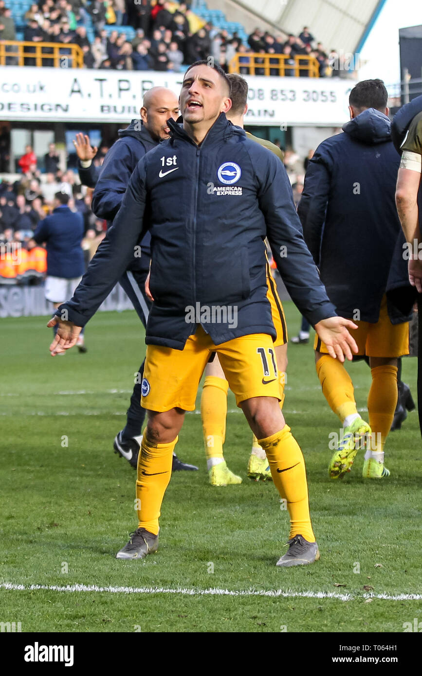 London, Großbritannien. 17 Mär, 2019. Anthony Knockaert von Brighton & Hove Albion feiert am Ende der Gleichen während der Der FA Cup Match zwischen Millwall und Brighton und Hove Albion an der Höhle, London, England am 17. März 2019. Foto von Ken Funken. Nur die redaktionelle Nutzung, eine Lizenz für die gewerbliche Nutzung erforderlich. Keine Verwendung in Wetten, Spiele oder einer einzelnen Verein/Liga/player Publikationen. Credit: UK Sport Pics Ltd/Alamy leben Nachrichten Stockfoto