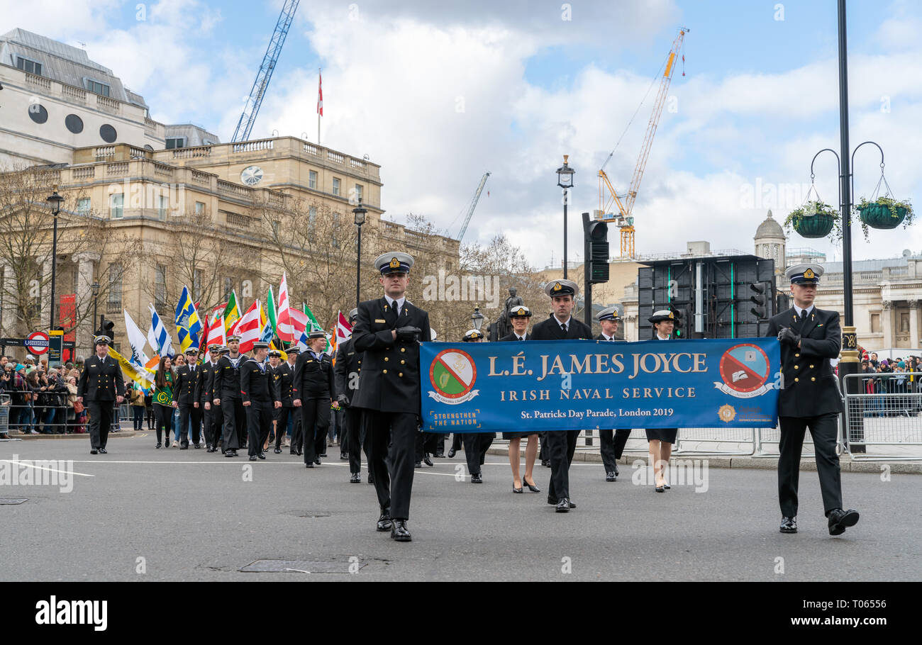 London, Großbritannien. 17 Mär, 2019. 17. März 2019. London, Großbritannien. Tausende säumten die Straßen von London für die jährliche Parade der Schutzpatron von Irland, Patrick zu feiern. Bild der irischen Marine Soldaten. Credit: AndKa/Alamy leben Nachrichten Stockfoto