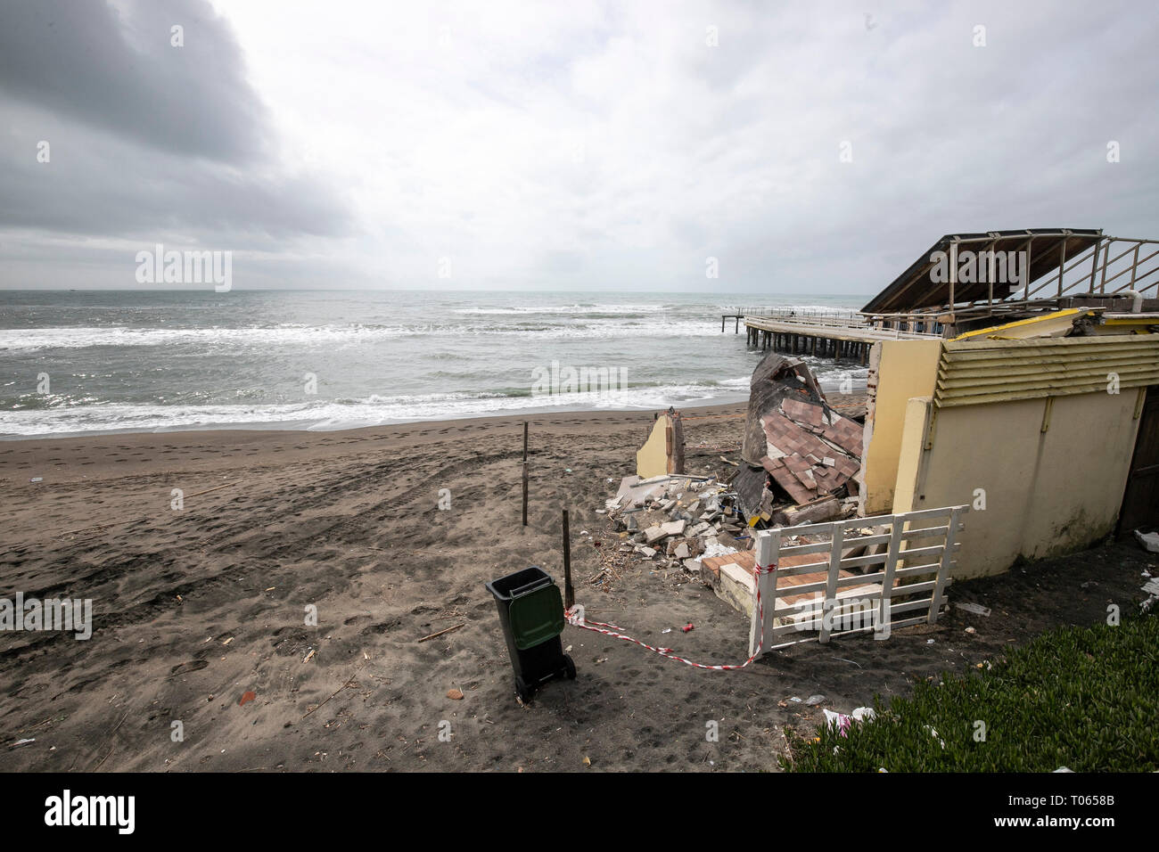 Litorale Ostia, Italien. 16 Mär, 2019. Foto Carlo Lannutti/LaPresse 16-03 - 2019 Roma, Italia Cronaca. Ostia Litorale da Castel Porziano al Lungomare di Ponente e Levante. Lo stato di degrado a pochi Mesi dall'inizio della stagione Stabilimento Balneare Nella Foto: Nuova Pineta Credit: LaPresse/Alamy leben Nachrichten Stockfoto