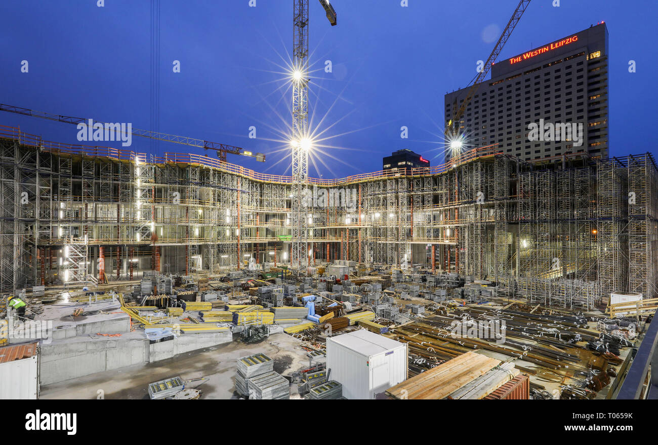 Leipzig, Deutschland. 13 Feb, 2019. Am Abend, Bauarbeiter auf der Baustelle für das neue Headquarter der Sächsischen Aufbaubank in der Leipziger Gerberstraße. Die Sächsische Aufbaubank (SAB) ist eine 100%ige Tochtergesellschaft des Freistaates Sachsen. 1991 gegründet, es stellt die Finanzierung für Unternehmen, Forschung, Wohnungsbau und Stadtentwicklung. SAB ist derzeit in Dresden und ab 2020 bis zu 600 Mitarbeiter werden in der neuen Leipziger Sitz zu bewegen. Kredite: Jan Woitas/dpa-Zentralbild/ZB/dpa/Alamy leben Nachrichten Stockfoto