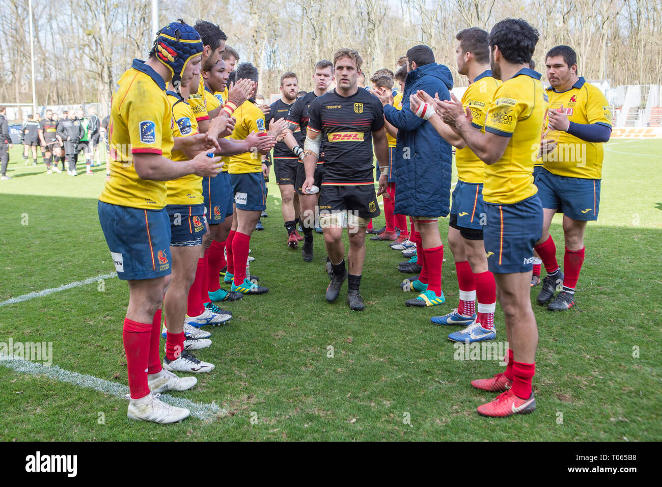 Köln, Deutschland. 17 Mär, 2019. Rugby: Europäische Meisterschaft, Abteilung 1A, Europa Meisterschaft 2019, Deutschland - Spanien, Spieltag 5: Jaco Otto (Deutschland, 7) geht durch die spanische Gitter; Klatschgasse. Hinter ihm sind Felix Lammers (Deutschland, 11) und Jörn Schroeder (Deutschland, 4). Foto: Jürgen Kessler/dpa Quelle: dpa Picture alliance/Alamy leben Nachrichten Stockfoto