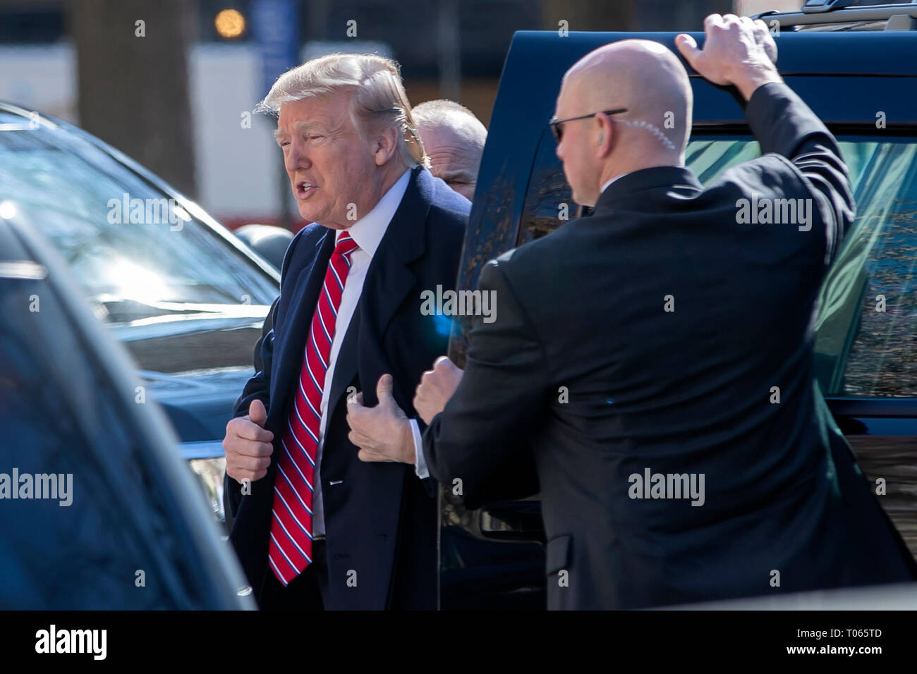 Washington DC, USA. 17 Mär, 2019. Präsidenten der Vereinigten Staaten Donald J. Trumpf kommt, um Dienstleistungen in der St. John's Episcopal Church in Washington, DC, USA, 17. März 2019 teilnehmen. Die Trümpfe sind in die Kirche am St. Patrick's Day. Credit: Erik S. Lesser/Pool über CNP/MediaPunch Credit: MediaPunch Inc/Alamy leben Nachrichten Stockfoto