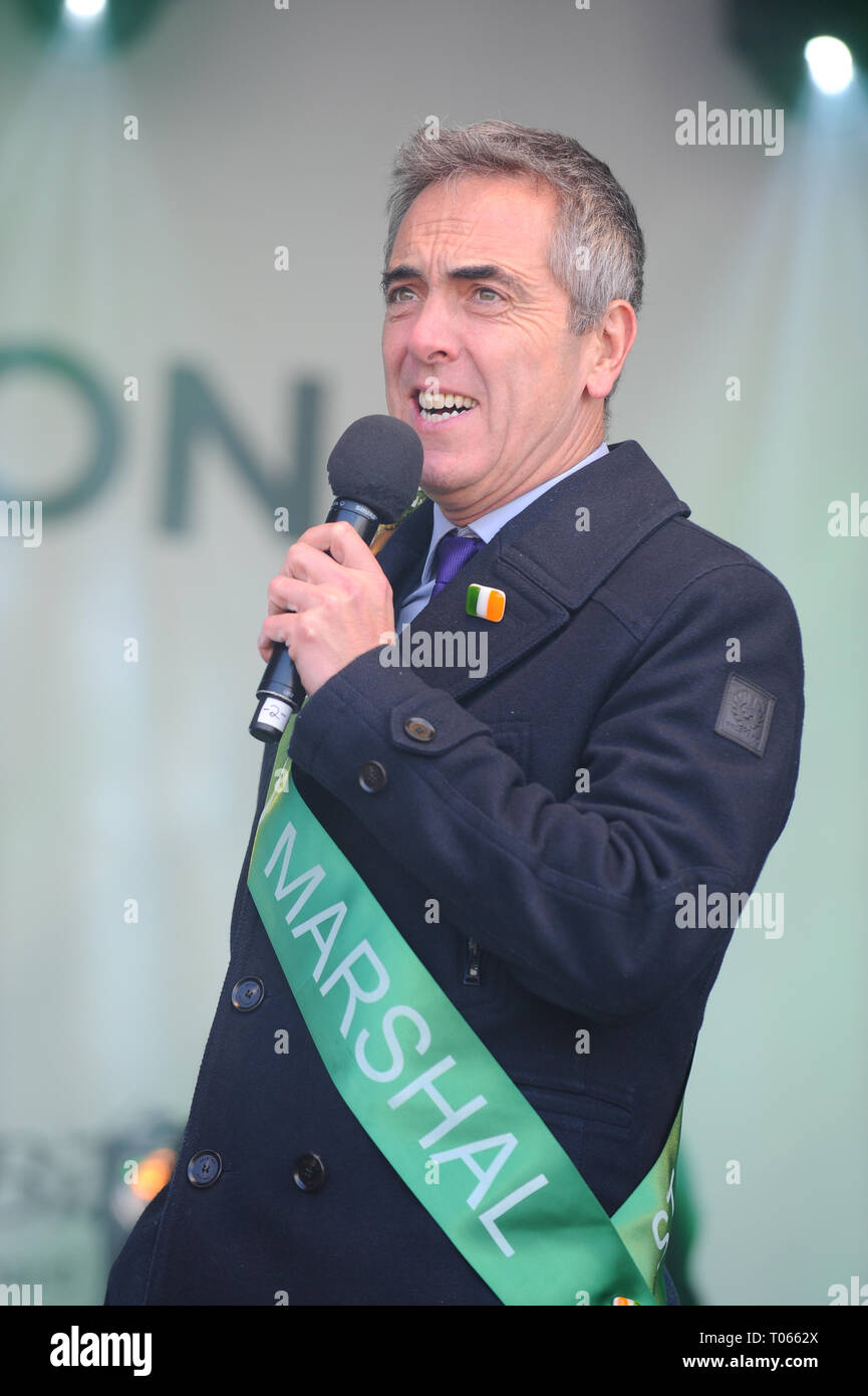 London, Großbritannien. 17 Mär, 2019. James Nesbitt beobachtet, als er während der Parade. London feiert St. Patricks Tag, mit einer Parade entlang Piccadilly und Regent St, zusammen mit Musik und Tanz auf der Bühne auf dem Trafalgar Square, mit einer Rede von Schauspieler James Nesbitt, Bürgermeister von London, und österliche Donohue. Credit: Terry Scott/SOPA Images/ZUMA Draht/Alamy leben Nachrichten Stockfoto