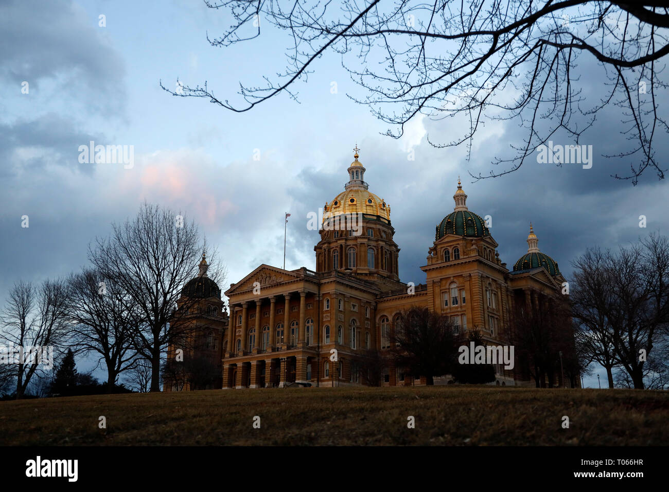 Des Moines, USA. 17 Mär, 2019. Foto am 16. März 2019 zeigt die Iowa State Capitol Building in Des Moines, Iowa, USA. Grössere DES Moines dient als Regierung, Handel, Kultur und Freizeit Hub für Iowa. Die Iowa Caucuses sind bemerkenswert, da der erste große Wettbewerb der Vereinigten Staaten präsidentenprimär Saison. Credit: Li Muzi/Xinhua/Alamy leben Nachrichten Stockfoto