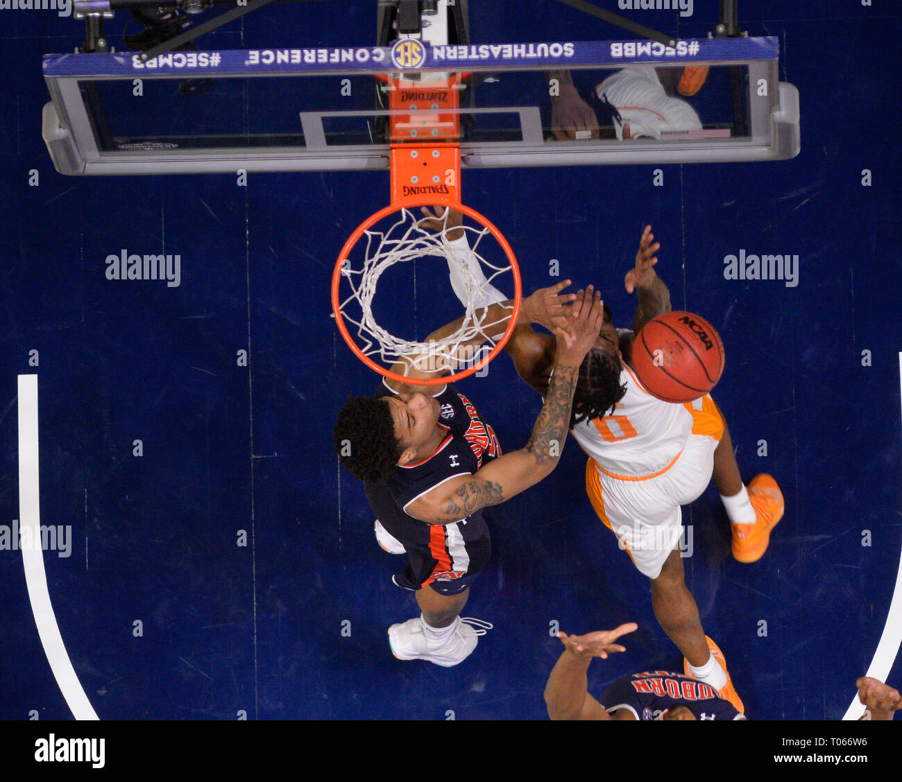 März 17, 2019; Auburn Tiger vorwärts Chuma Okeke (5) Bausteine der Schuß von Tennessee Volunteers Schutz Jordanien Knochen (0) Während einer SEC Championship Game zwischen den Tennessee Freiwilliger vs Auburn Tiger bei Bridgestone Arena in Nashville, TN (obligatorische Photo Credit: Steve Roberts/Cal Sport Media) Stockfoto