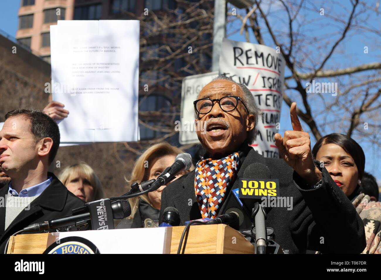 New York, USA. 17 Mär, 2019. Kongreßabgeordnete Carolyn Maloney (D-NY) veranstaltete ein bürgersteig Rally und Pressekonferenz auf der Upper East Side von Manhattan am 17. März 2019 Antidumping zu verurteilen Antisemitismus, weißer Überlegenheit, Waffengewalt und in Solidarität mit Neuseeland zu stehen folgende eine Masse Schießen auf eine Moschee in der Stadt Christchurch. Die interreligiöse Rallye features Reden von christlichen, jüdischen und islamischen Klerus. Abgebildet ist Reverend Al Sharpton Adressierung Rallye Teilnehmer. Credit: 2019 Credit: G. Ronald Lopez/Alamy leben Nachrichten Stockfoto