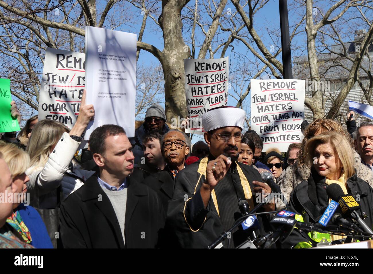 New York, USA. 17 Mär, 2019. Kongreßabgeordnete Carolyn Maloney (D-NY) veranstaltete ein bürgersteig Rally und Pressekonferenz auf der Upper East Side von Manhattan am 17. März 2019 Antidumping zu verurteilen Antisemitismus, weißer Überlegenheit, Waffengewalt und in Solidarität mit Neuseeland zu stehen folgende eine Masse Schießen auf eine Moschee in der Stadt Christchurch. Die interreligiöse Rallye features Reden von christlichen, jüdischen und islamischen Klerus. Abgebildet ist die Islamische Imam Qazi Qayyoom Adressierung Rallye Teilnehmer. Credit: 2019 Credit: G. Ronald Lopez/Alamy leben Nachrichten Stockfoto