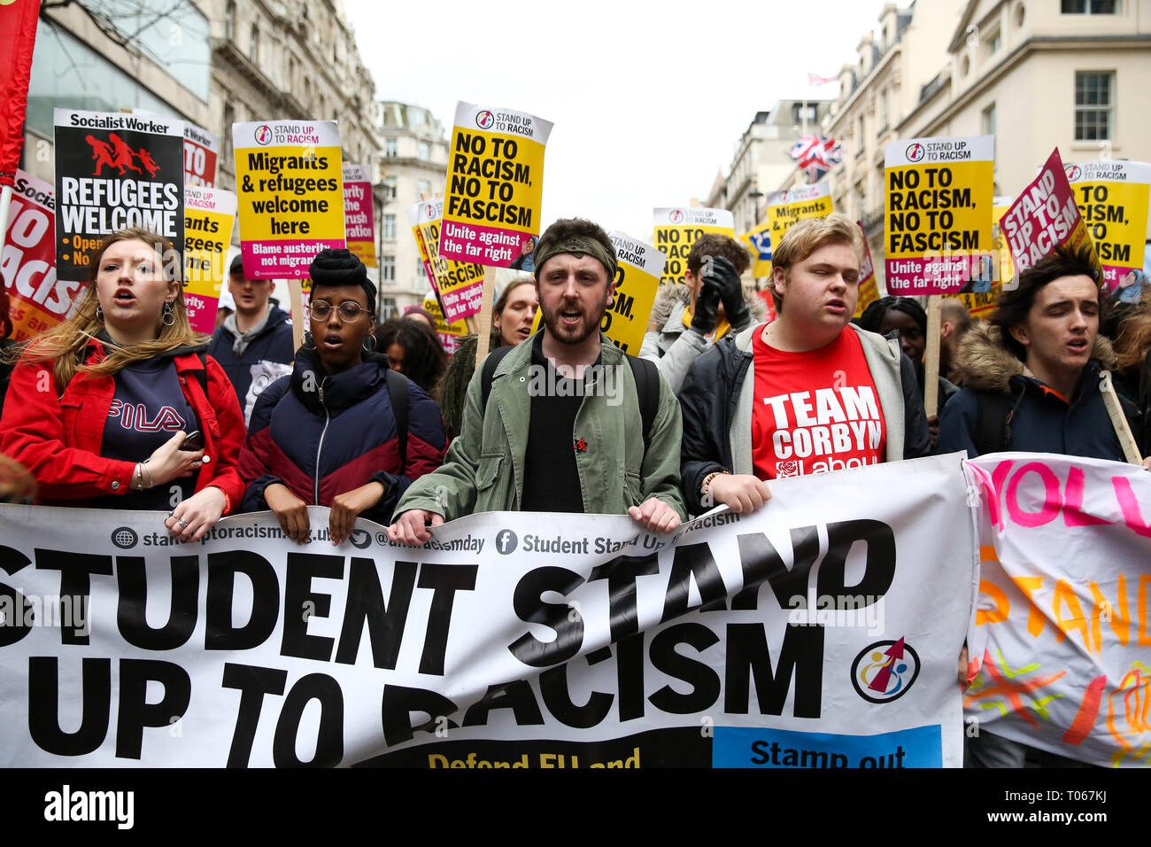 London, UK, UK. 16 Mär, 2019. Die Demonstranten werden gesehen, Plakate und Banner während der Demonstration. Tausende von Menschen mit Plakaten und Fahnen gesehen Marschieren gegen Rassismus UN-Welt gegen Rassismus globalen Tag der Aktion zu markieren. Der terroristische Anschlag auf eine Moschee in Christchurch, Neuseeland am Freitag, den 15. März 2019, dass die Linke 50 Toten ist eine Erinnerung daran, dass die Globale Antirassistische Bewegung müssen dringend Maßnahmen ergreifen. Credit: Dinendra Haria/SOPA Images/ZUMA Draht/Alamy leben Nachrichten Stockfoto