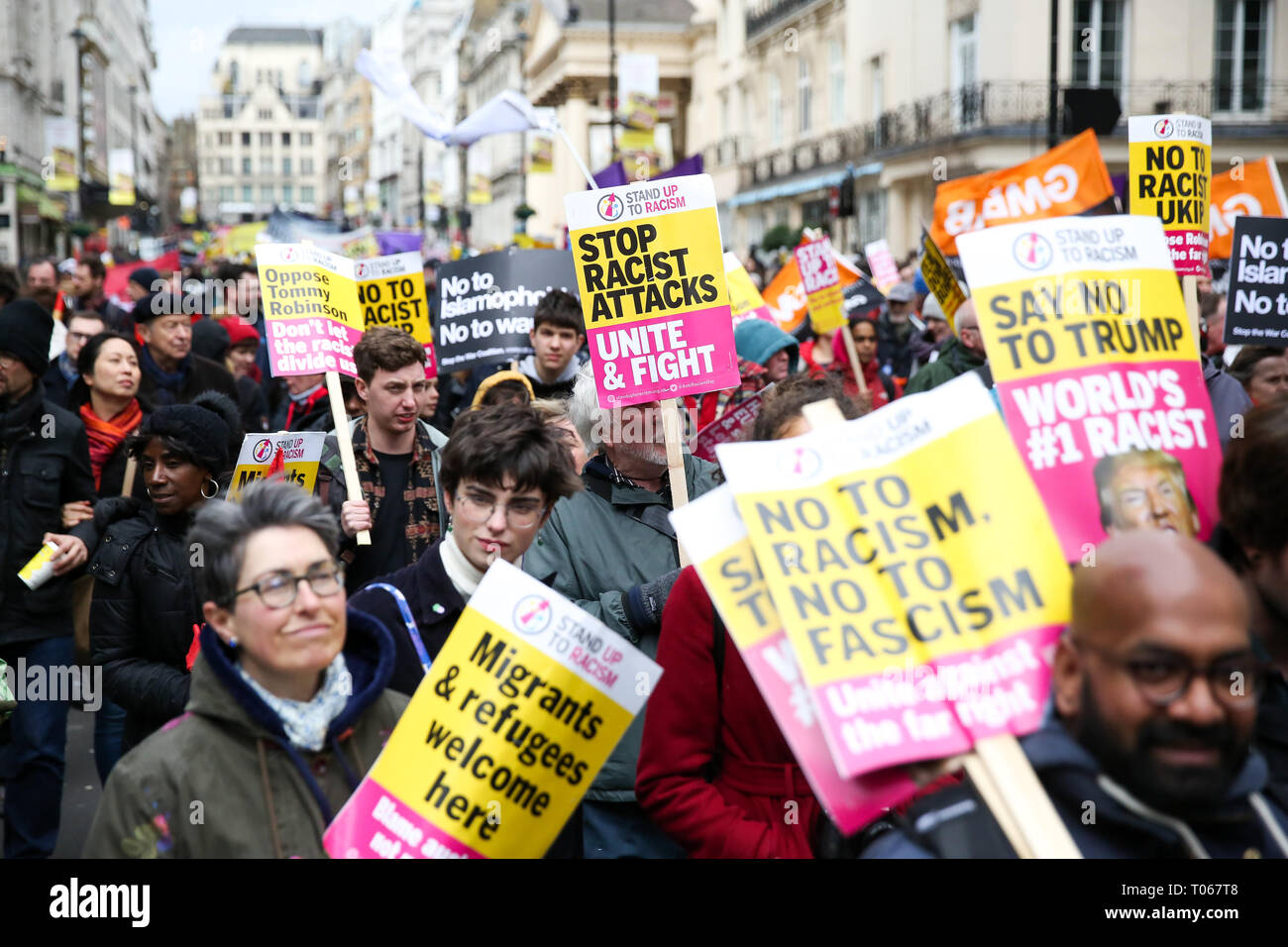 London, UK, UK. 16 Mär, 2019. Die Demonstranten werden gesehen, Plakate während der Demonstration. Tausende von Menschen mit Plakaten und Fahnen gesehen Marschieren gegen Rassismus UN-Welt gegen Rassismus globalen Tag der Aktion zu markieren. Der terroristische Anschlag auf eine Moschee in Christchurch, Neuseeland am Freitag, den 15. März 2019, dass die Linke 50 Toten ist eine Erinnerung daran, dass die Globale Antirassistische Bewegung müssen dringend Maßnahmen ergreifen. Credit: Dinendra Haria/SOPA Images/ZUMA Draht/Alamy leben Nachrichten Stockfoto