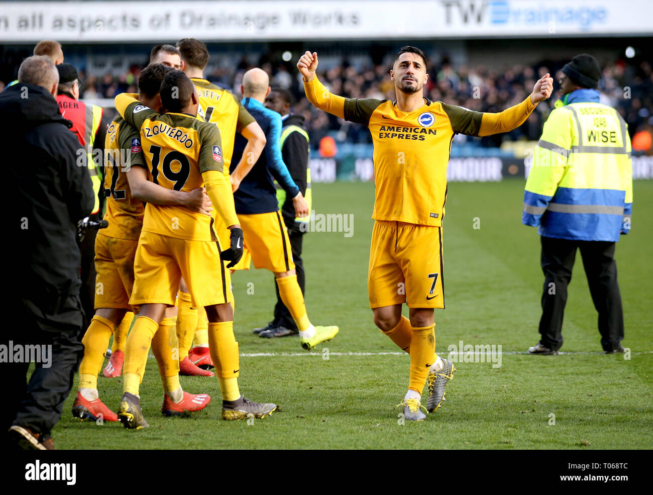 Brighton & Hove Albion Beram Kayal (Zweiter von rechts) feiert, während seine Mannschaft 5-4 auf Strafen während das Elfmeterschießen gewinnen aus während der FA-Cup Viertelfinale Match an der Höhle, London. Stockfoto