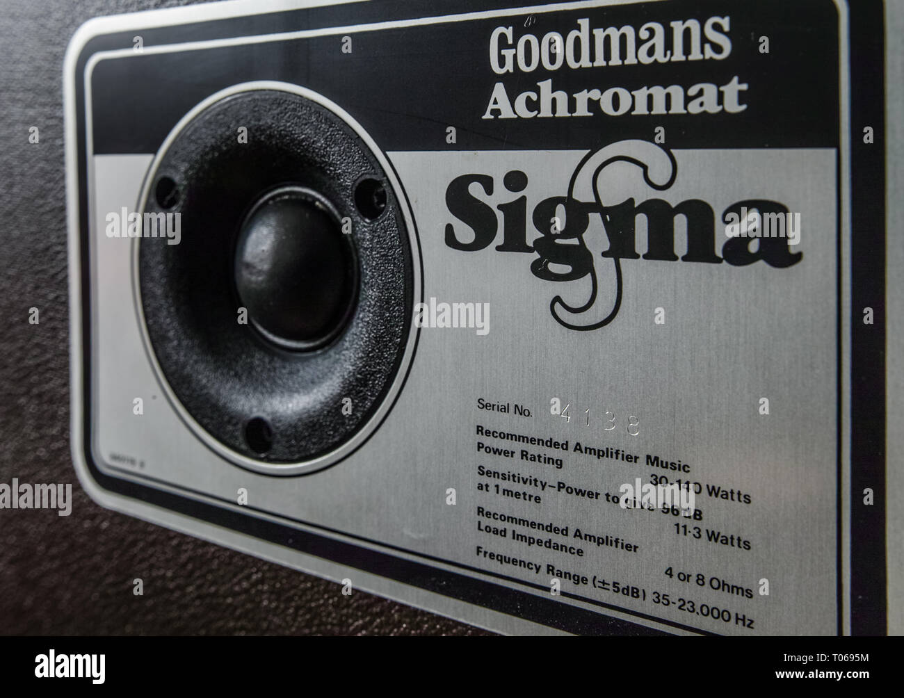 Eine enge Sicht auf die vintage Goodmans Sigma Achromat Lautsprecher. Hochtöner, Logo und Frontplatte sind hier gesehen. Stockfoto