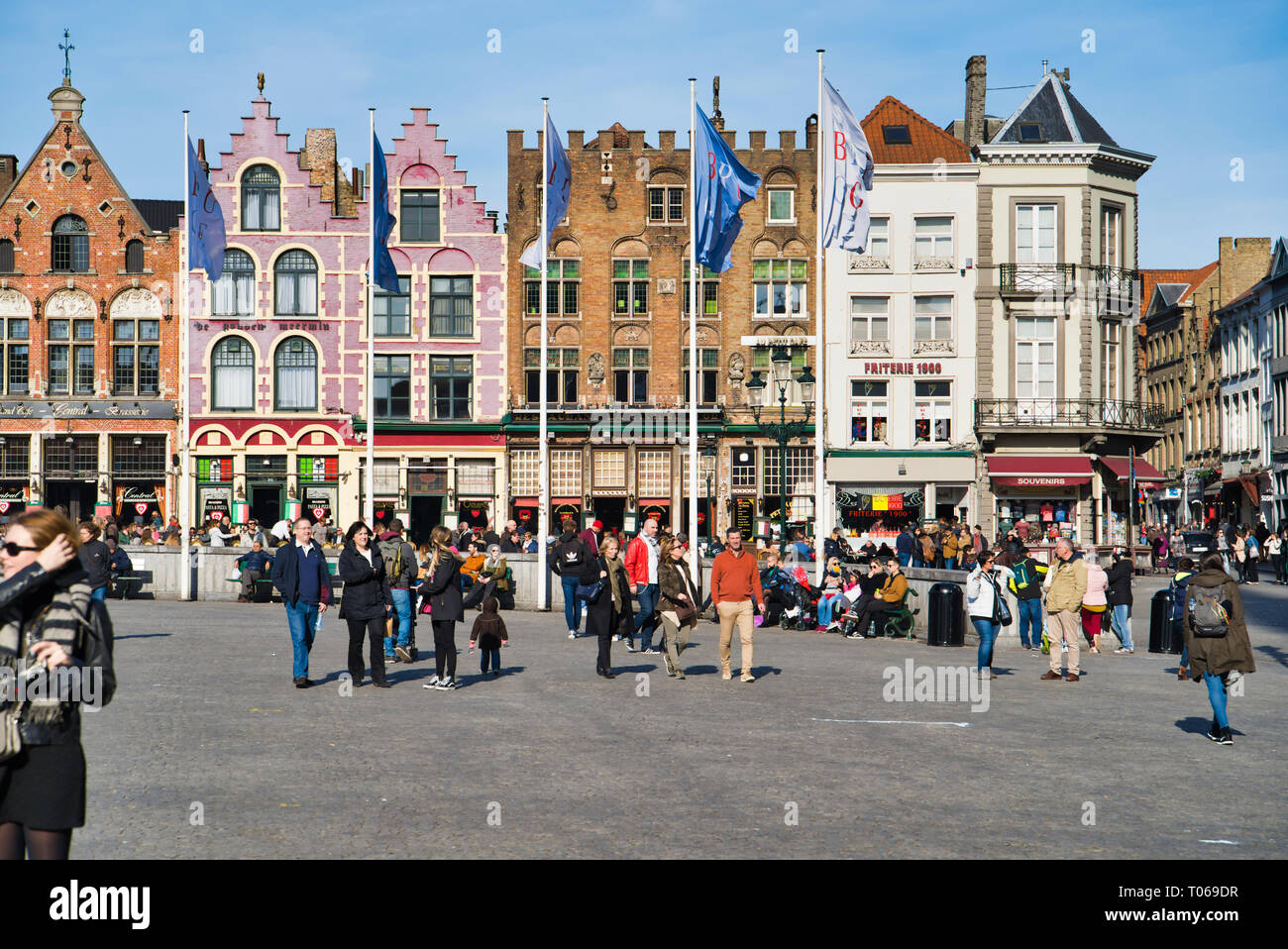 Brügge, Belgien - 17. FEBRUAR 2019: Die Häuser der Gilde Mitglieder auf dem Grote Markt. Viele Touristen auf dem Platz Stockfoto