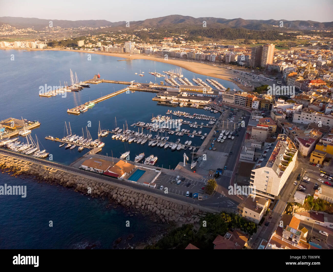 Antenne drone Bild von der kleinen Stadt Palamos aus Spanien, an der Costa Brava Stockfoto