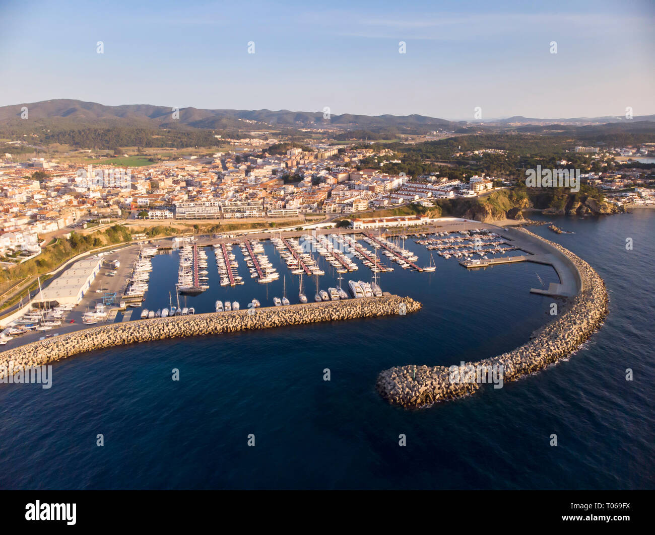 Antenne drone Bild von der kleinen Stadt Palamos aus Spanien, an der Costa Brava Stockfoto