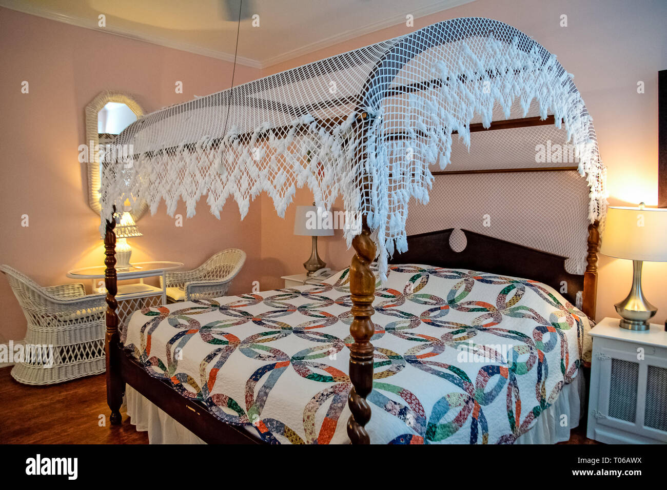 Weiße spitze Vordach auf Himmelbett mit altmodischen quilt Stockfoto
