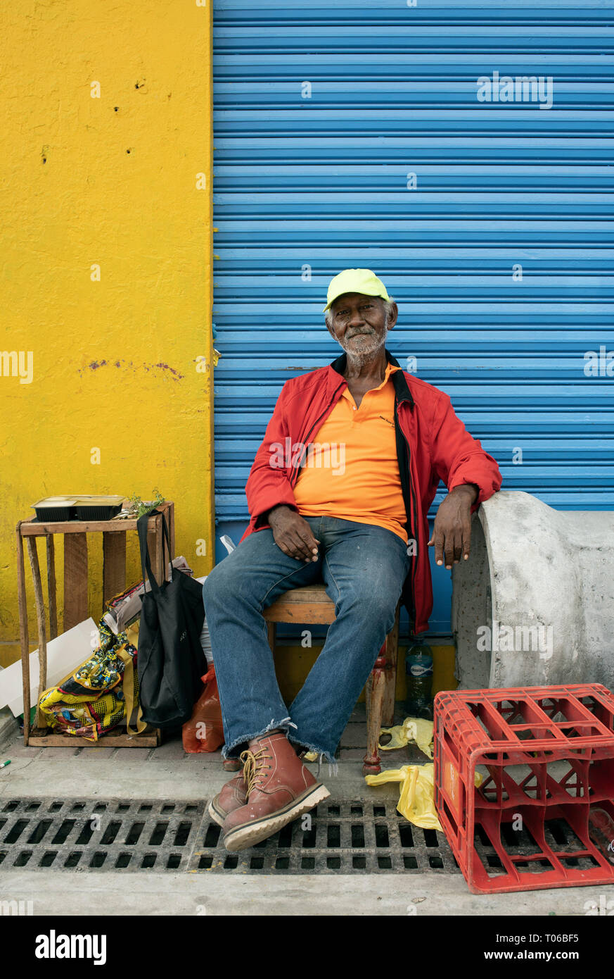 Ältere Menschen draußen auf der Straße genießen Sie den Nachmittag. Panama City, Panama, Mittelamerika. Redaktionelle Verwendung. Okt 2018 Stockfoto