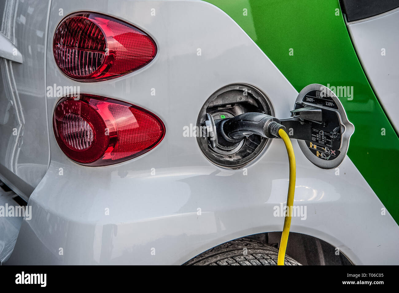 Trezzo Italien 11 Juni 2015: elektrisches Auto während des Ladevorgangs die Energie der Batterie Stockfoto