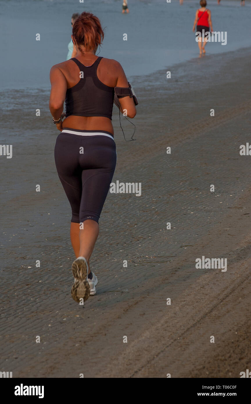 Morgen laufen am Strand mit Sportswear, um fit zu bleiben Stockfoto