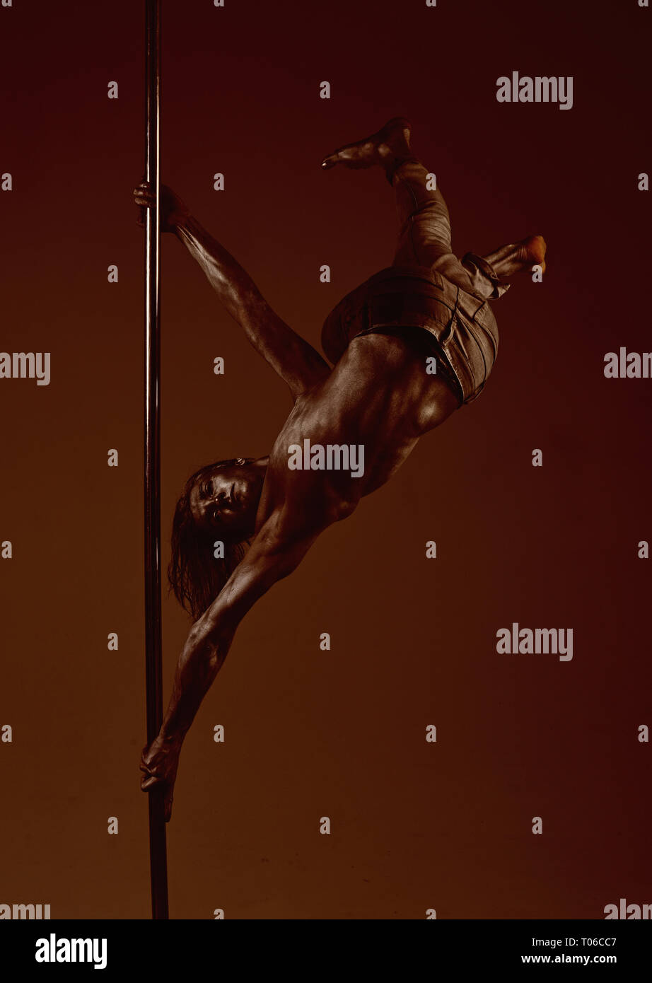 Tänzerin auf Pylon. Tänzerin Mann mit Gehäuse silber Art. Stockfoto