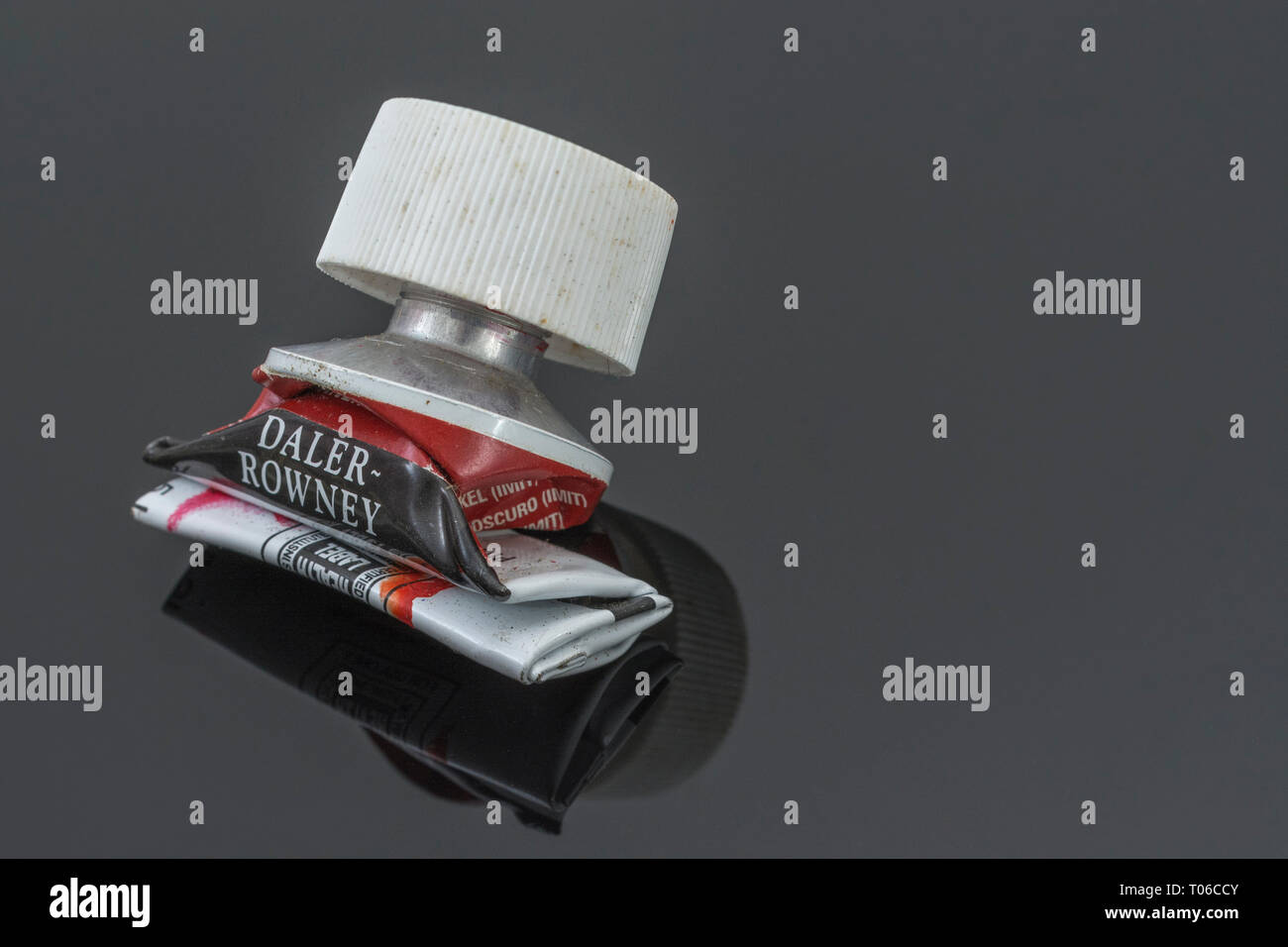 Daler-Rowney wasserlösliche Acrylfarbe tube leer - Cadmium rote Farbe. Metapher für Kreativität, Malen, künstlerische, kreative Farben. Stockfoto