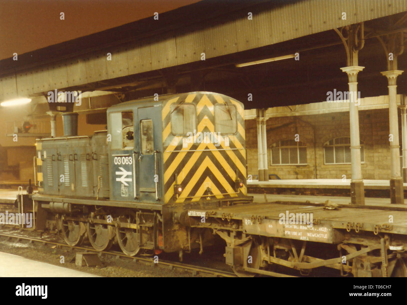 Klasse 03 03063 sitzt in Plattform 12 in Newcastle Central Station am 3. Dezember 1984 Mit der runner Wagen und Pakete Vans für 1 V50 TPO nach Bristol. Stockfoto