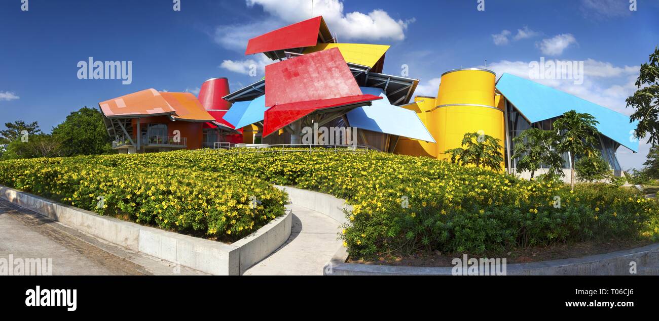 Großer Panoramablick auf Biomuseo, ein Museum der Naturgeschichte Mittelamerikas, Gebäude außen und Blumengarten von Amador Causeway in Panama City Stockfoto
