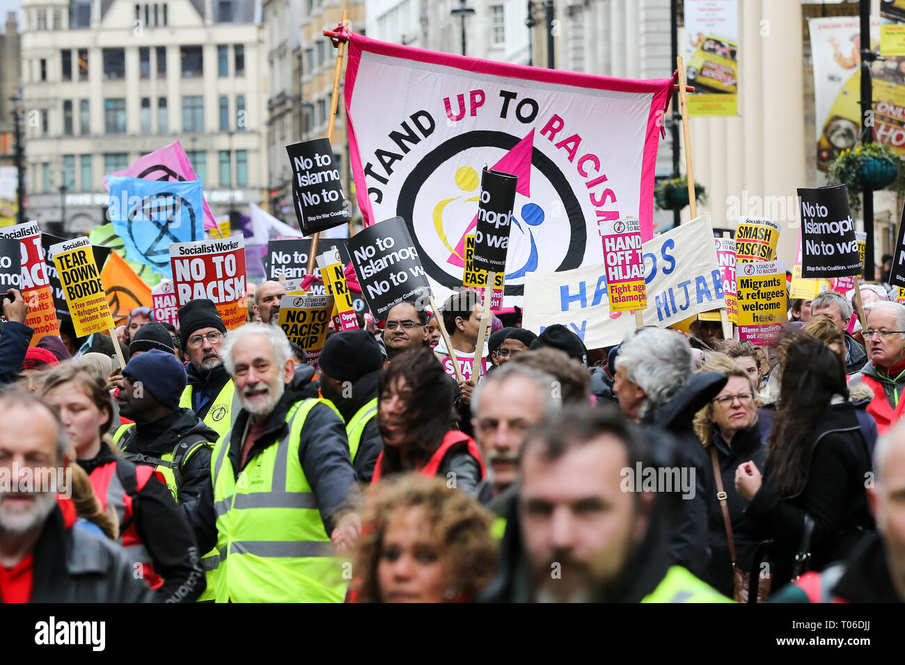 Die Demonstranten werden gesehen, Plakate während der Demonstration. Tausende von Menschen mit Plakaten und Bannern werden gesehen, um gegen Rassismus UN-Welt gegen Rassismus globalen Tag der Aktion zu markieren. Der terroristische Anschlag auf eine Moschee in Christchurch, Neuseeland am Freitag, den 15. März 2019, dass die Linke 50 Toten ist eine Erinnerung daran, dass die Globale Antirassistische Bewegung müssen dringend Maßnahmen ergreifen. Stockfoto