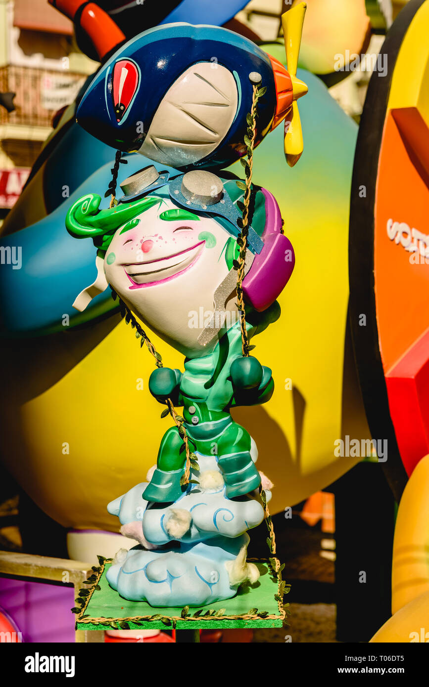 Valencia, Spanien - 16. März 2019: Fallas Stein Kartons ein Falla ausgiebig mit plakativen Farben gemalt, während der VALENCIANISCHEN Fiestas in den exponierten Stockfoto