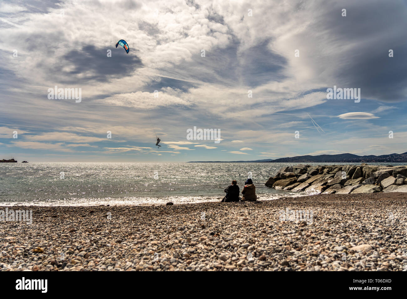 Leute, die ein Kite Surfer in actionon Französische Riviera in Saint Raphael, Frankreich Stockfoto
