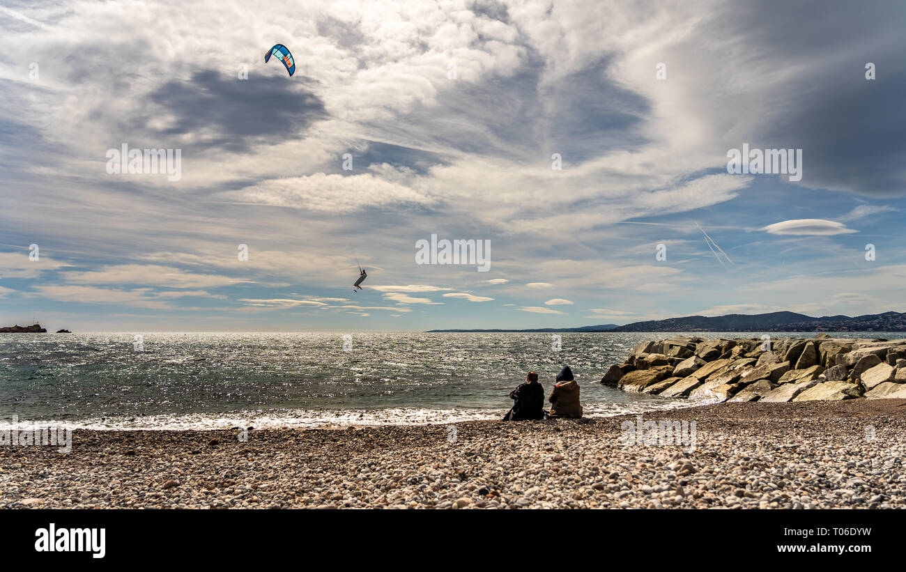 Leute, die ein Kite Surfer in actionon Französische Riviera in Saint Raphael, Frankreich Stockfoto
