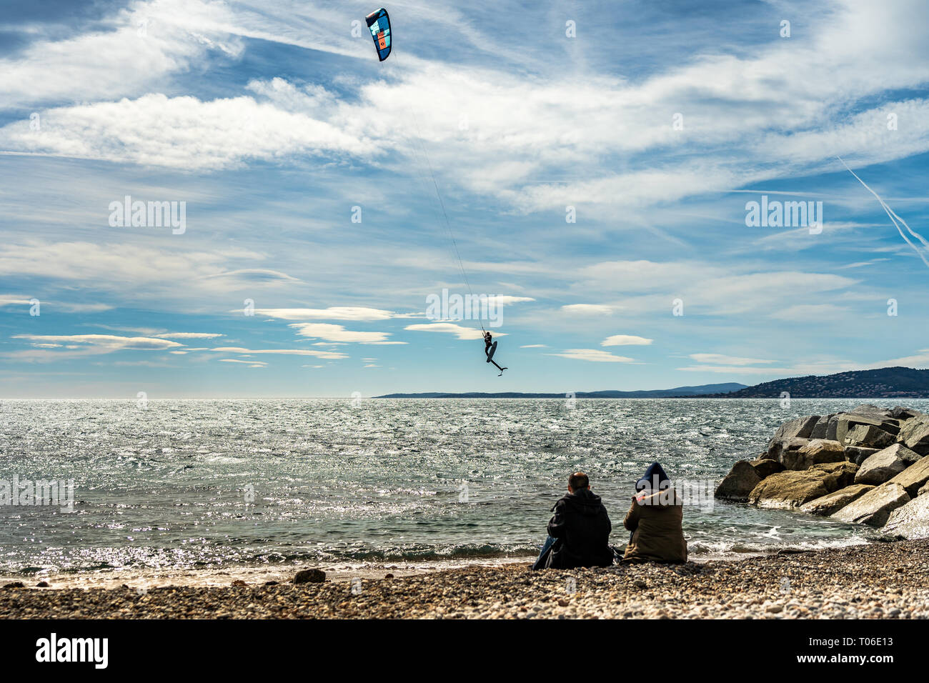 Leute, die ein Kite Surfer in actionon Französische Riviera in Saint Raphael, Frankreich Stockfoto