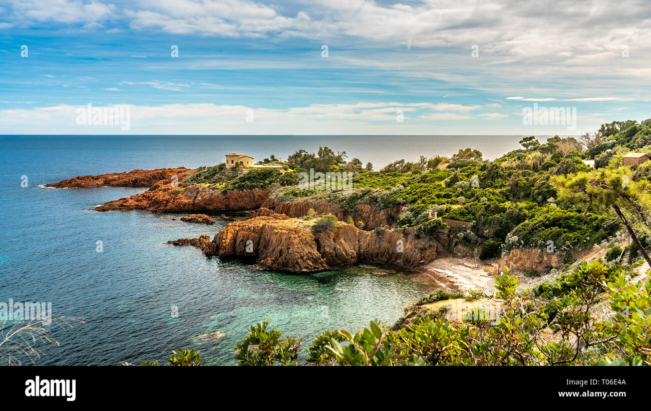 Roten Felsen, die Küste und Meer an der Französischen Riviera Cote d'Azur in der Nähe von Cannes, Provence, Frankreich Stockfoto