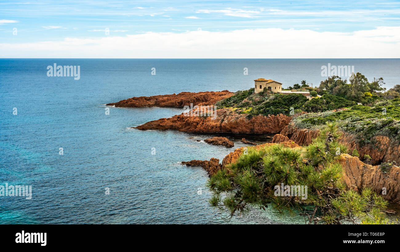 Roten Felsen, die Küste und Meer an der Französischen Riviera Cote d'Azur in der Nähe von Cannes, Provence, Frankreich Stockfoto