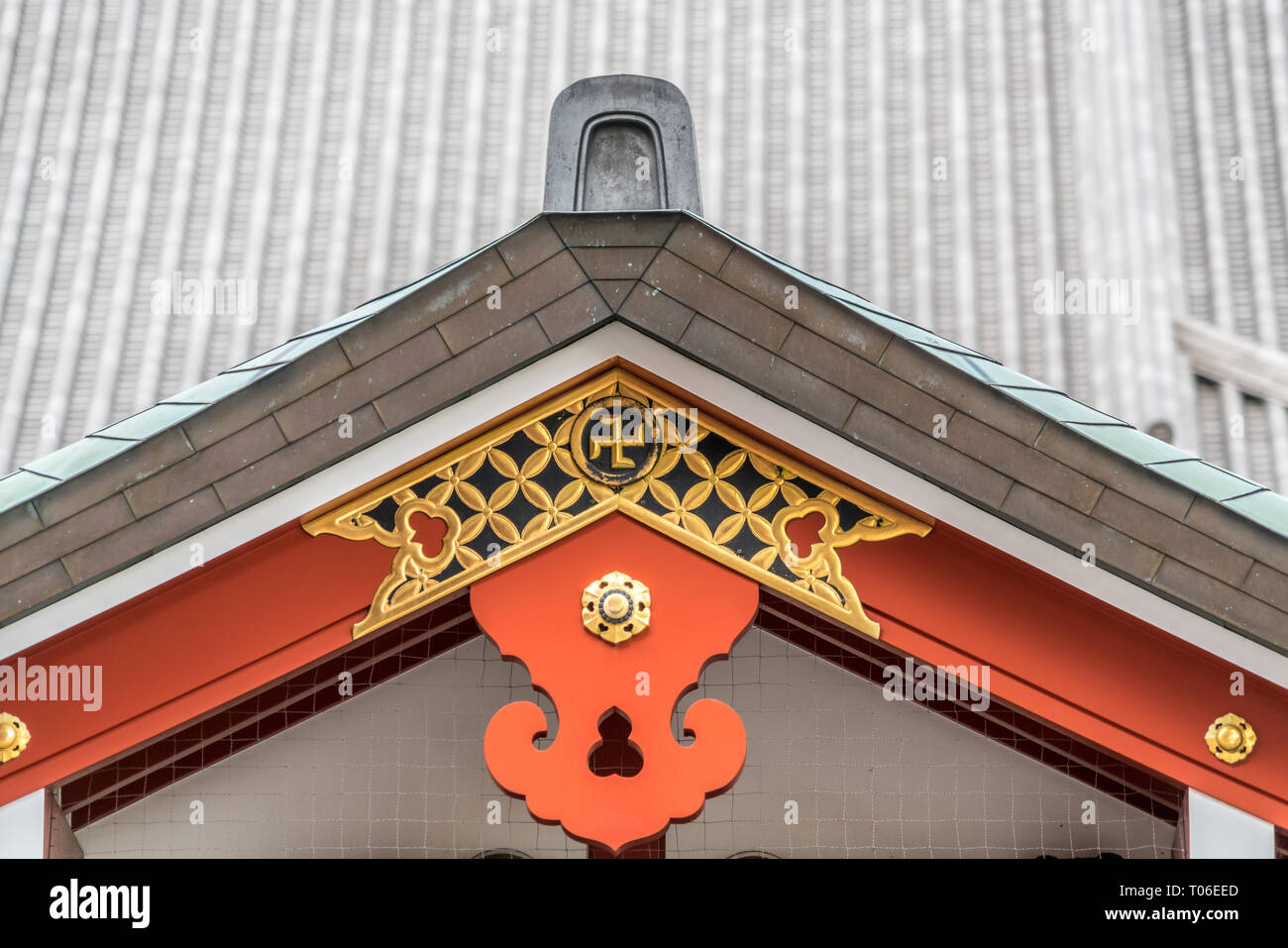 Gegyo 懸魚 (Giebel Anhänger), krumme Kreuz und Kazarikanagu 飾金具 (Metall Ornamente) Dachfirst deatil auf Senso-ji tempple. In Asakusa, Tokyo, Japan. Stockfoto