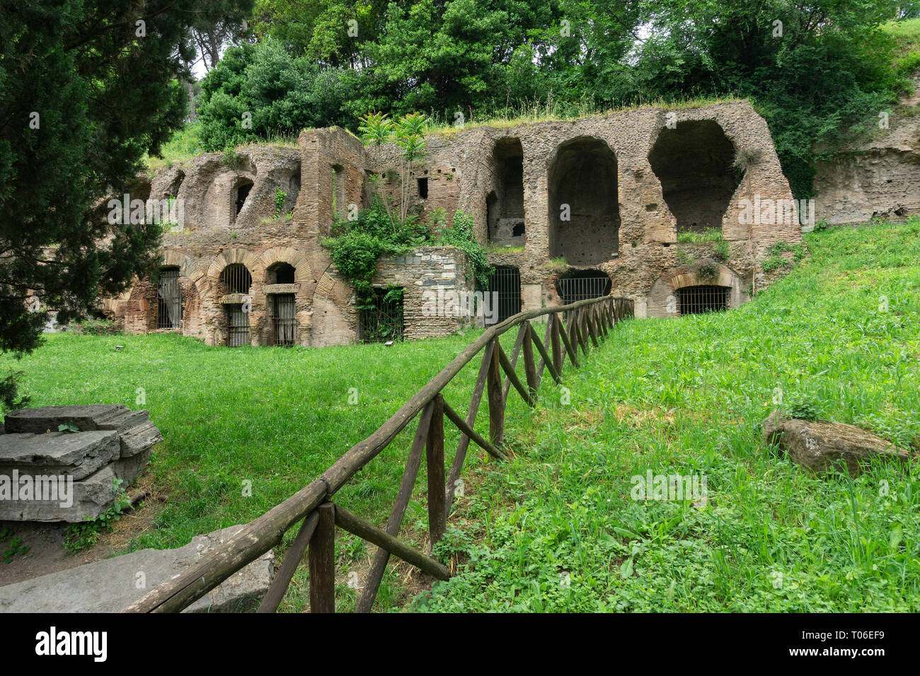 Gebäude Ruinen auf dem Palatin Hügel neben dem römischen Kolosseum. Stockfoto