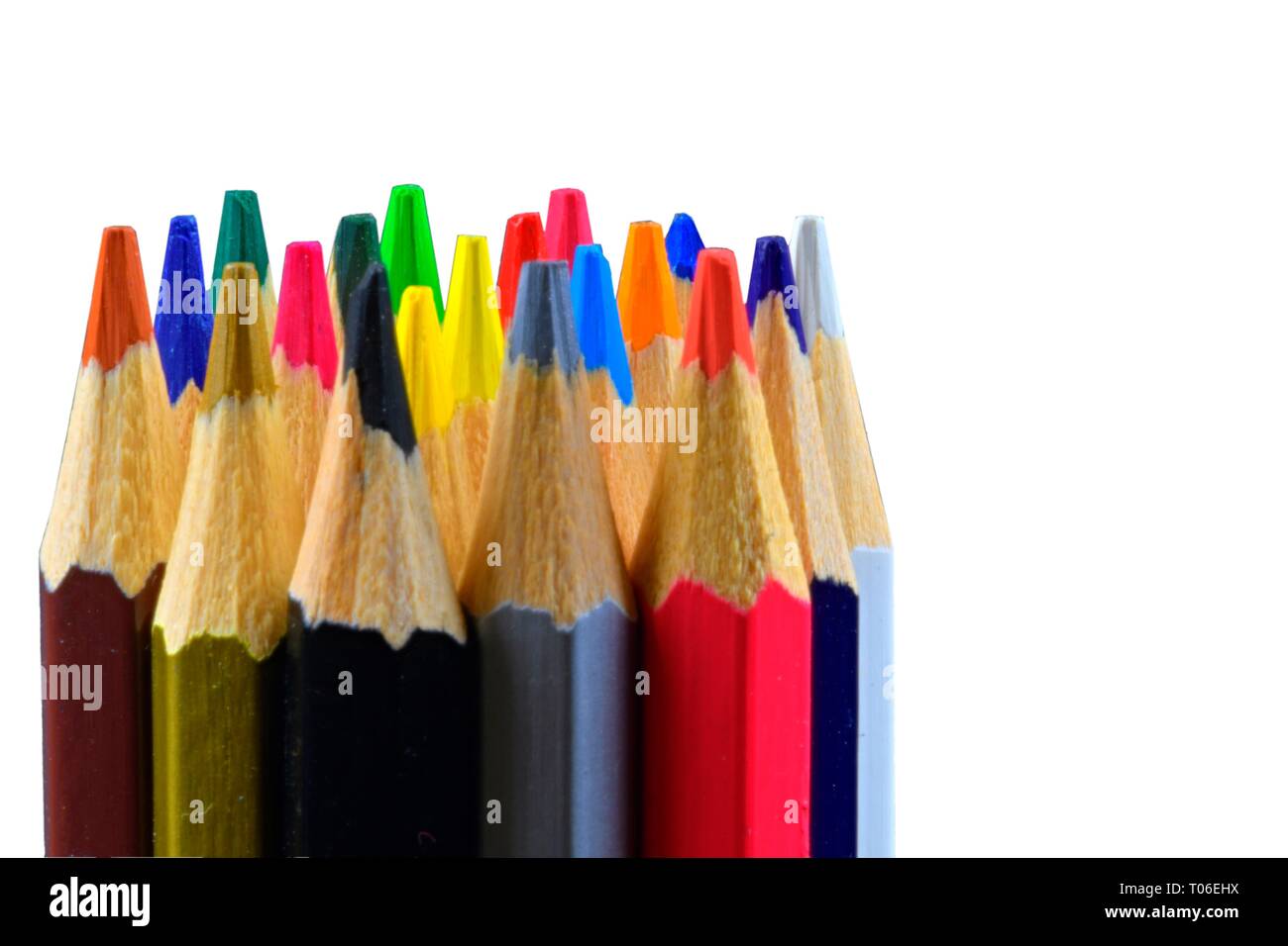Buntstifte und Pastelle aufgereiht. Nahaufnahme eines Sortiment Buntstifte Spitzen auf dem weißen Hintergrund. Hintergrund der Bunte Bleistifte. Nahaufnahme. Ausgewählte Stockfoto