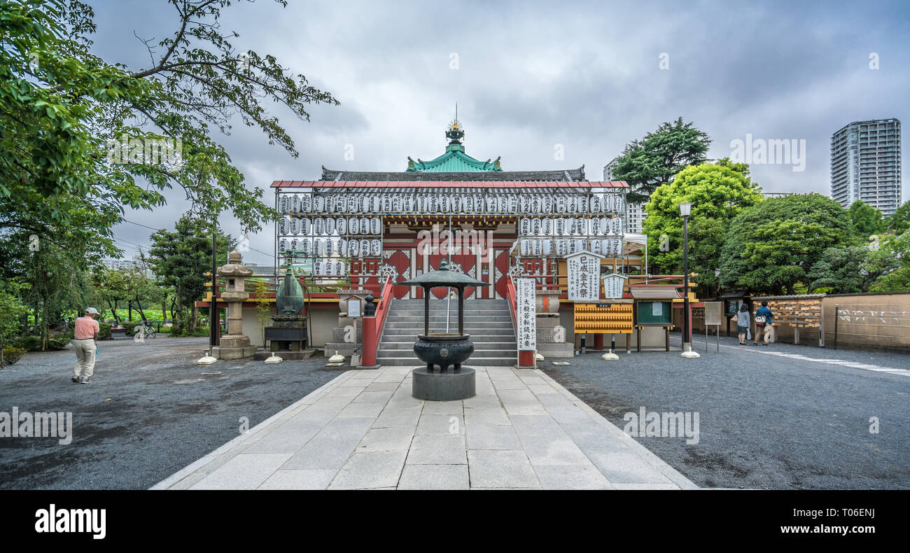 Panoramablick auf Honten und Jokoro im Shinobazunoike Benten-do Tempel, in dem die Göttin Benzaiten verankert ist. Das Hotel befindet sich im Ueno Park, Tokio, Japan Stockfoto