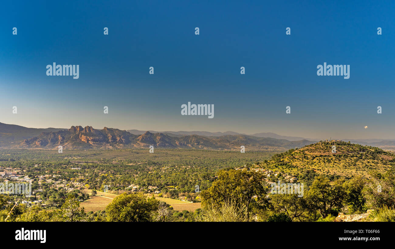 Panoramablick auf das Tal von Roquebrune, Agens und Frejus, Cote d'Azur, Frankreich Stockfoto