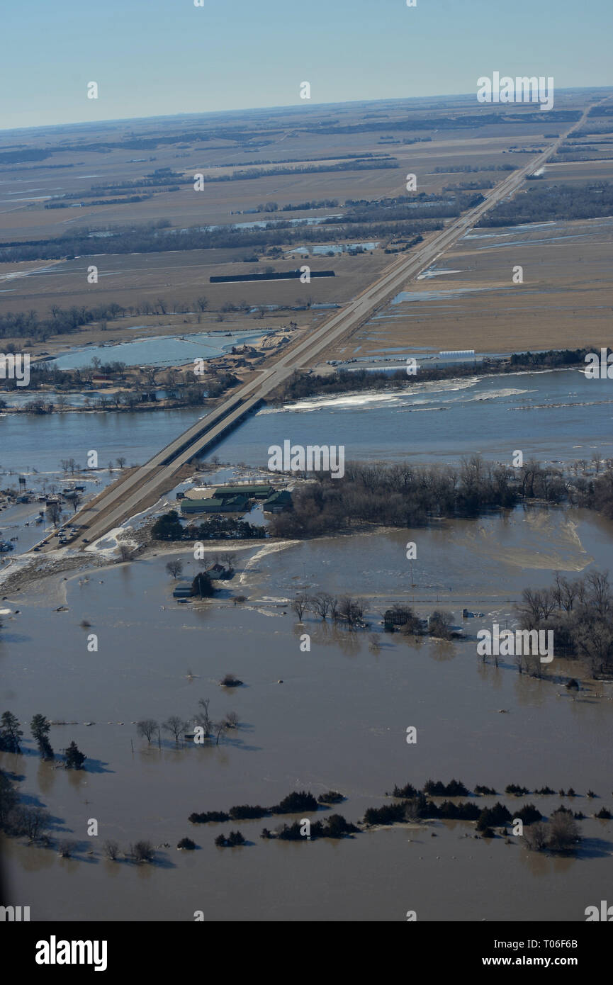Gouverneur Pete Ricketts und Generalmajor Daryl Bohac, der Adjutant General für die Nebraska National Guard, Durchführung Luftüberwachung der historischen Überschwemmungen Bedingungen in Portionen von northeast Nebraska. Die Nebraska Nationalgarde wird weiterhin mit unserem Partner Agenturen zu arbeiten, um die Reaktionszeit zu unterstützen, so lange wie nötig. (U.S. Air Force Fotos von älteren Flieger Jamie Titus/Freigegeben) Stockfoto
