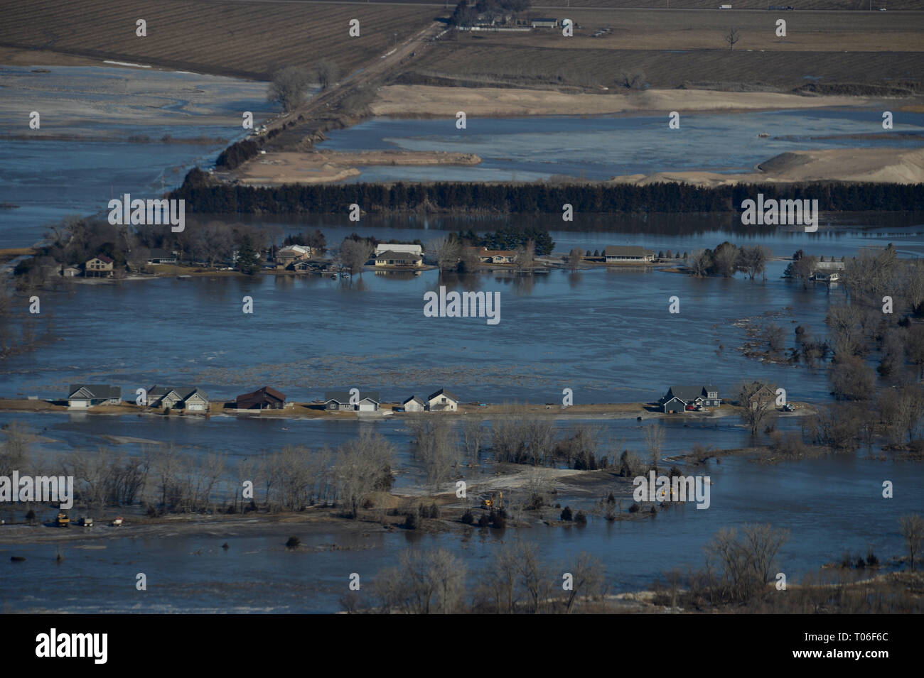 Gouverneur Pete Ricketts und Generalmajor Daryl Bohac, der Adjutant General für die Nebraska National Guard, Durchführung Luftüberwachung der historischen Überschwemmungen Bedingungen in Portionen von northeast Nebraska. Die Nebraska Nationalgarde wird weiterhin mit unserem Partner Agenturen zu arbeiten, um die Reaktionszeit zu unterstützen, so lange wie nötig. (U.S. Air Force Fotos von älteren Flieger Jamie Titus/Freigegeben) Stockfoto