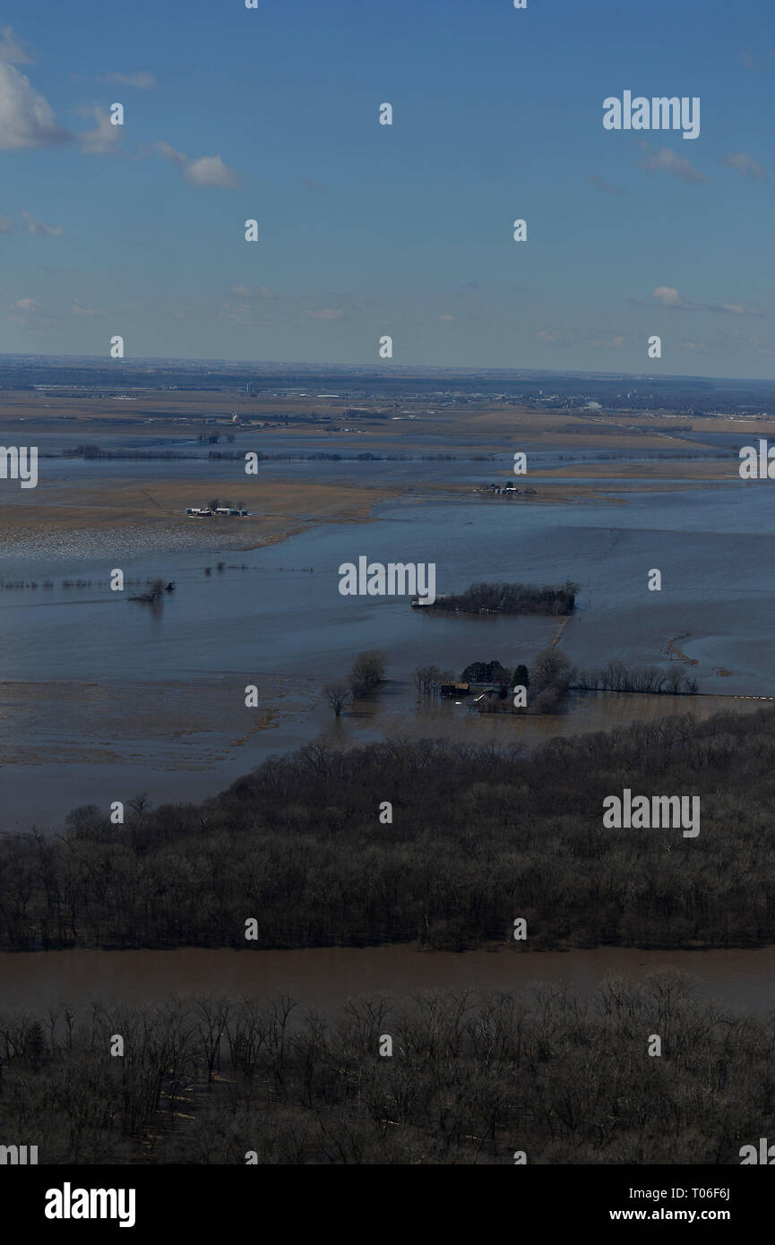 Gouverneur Pete Ricketts und Generalmajor Daryl Bohac, der Adjutant General für die Nebraska National Guard, Durchführung Luftüberwachung der historischen Überschwemmungen Bedingungen in Portionen von northeast Nebraska. Die Nebraska Nationalgarde wird weiterhin mit unserem Partner Agenturen zu arbeiten, um die Reaktionszeit zu unterstützen, so lange wie nötig. (U.S. Air Force Fotos von älteren Flieger Jamie Titus/Freigegeben) Stockfoto