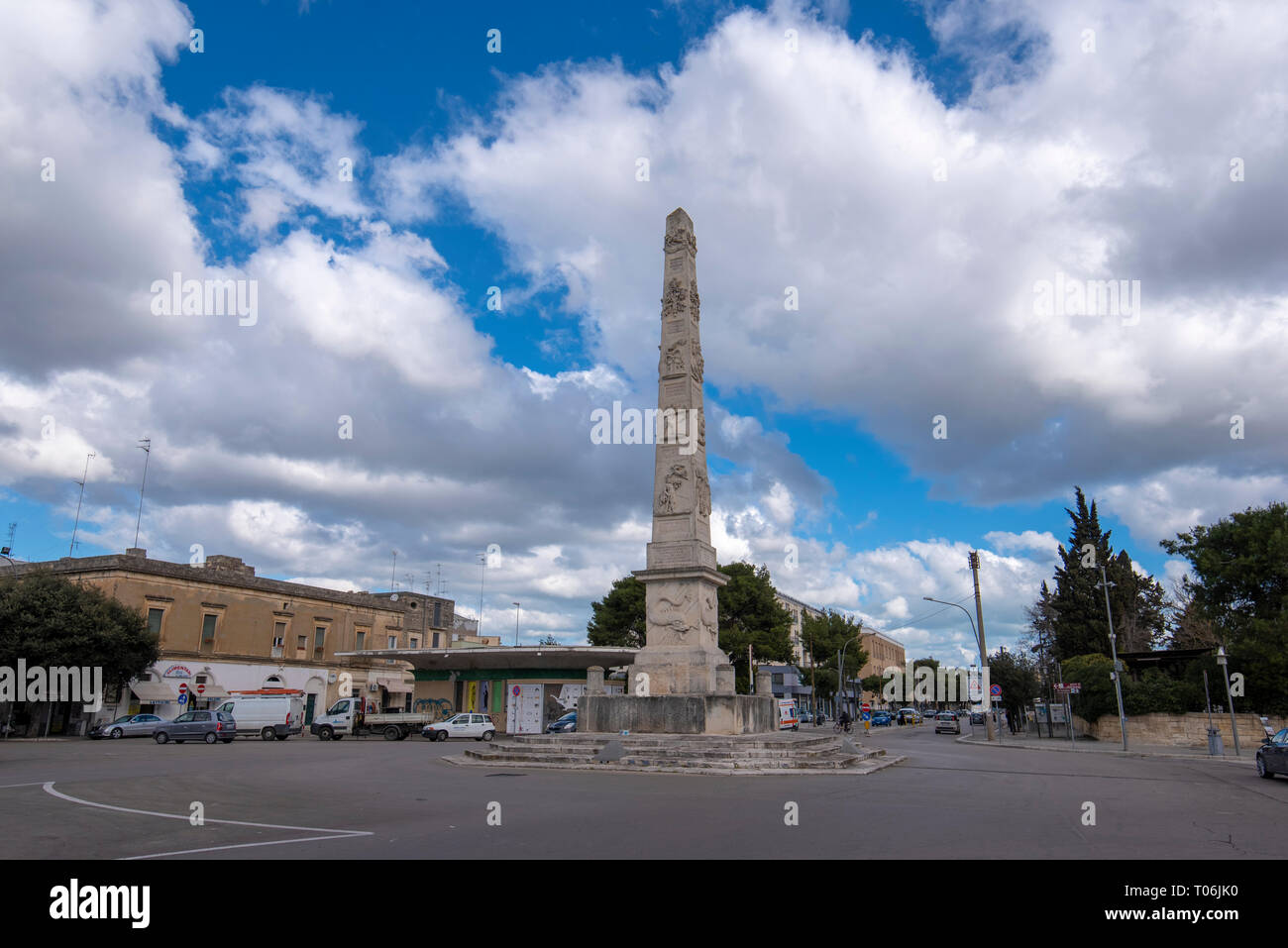 Lecce, Apulien, Italien - Piazzetta Arco di Trionfo Square mit dem Obelisken im Hintergrund. Der Obelisco, zu Ehren von Ferdinand I. Stockfoto